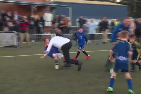 Video: Wenn ein "Bulldozer" Fußball spielt