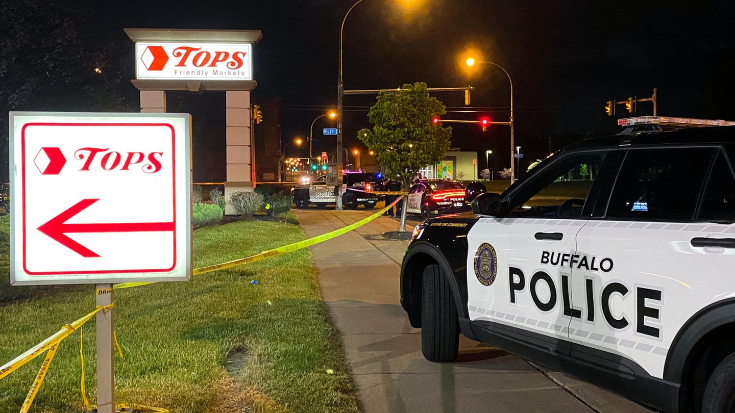 Polizeiwagen steht vor einem Supermarkt in Buffalo.