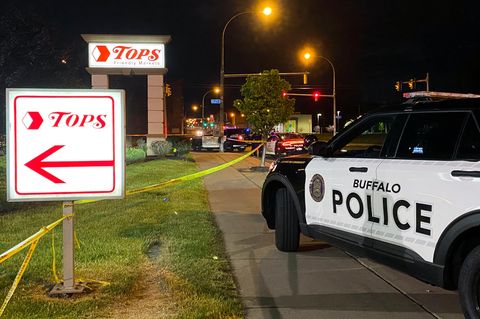 Polizeiwagen steht vor einem Supermarkt in Buffalo.