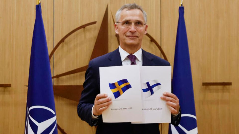 Nato-Generalsekretär Jens Stoltenberg zeigt die Beitrittsanträge von Finnland und Schweden