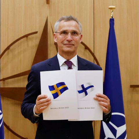 Nato-Generalsekretär Jens Stoltenberg zeigt die Beitrittsanträge von Finnland und Schweden