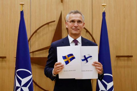 Nato-Generalsekretär Jens Stoltenberg zeigt die Beitrittsanträge von Finnland und Schweden