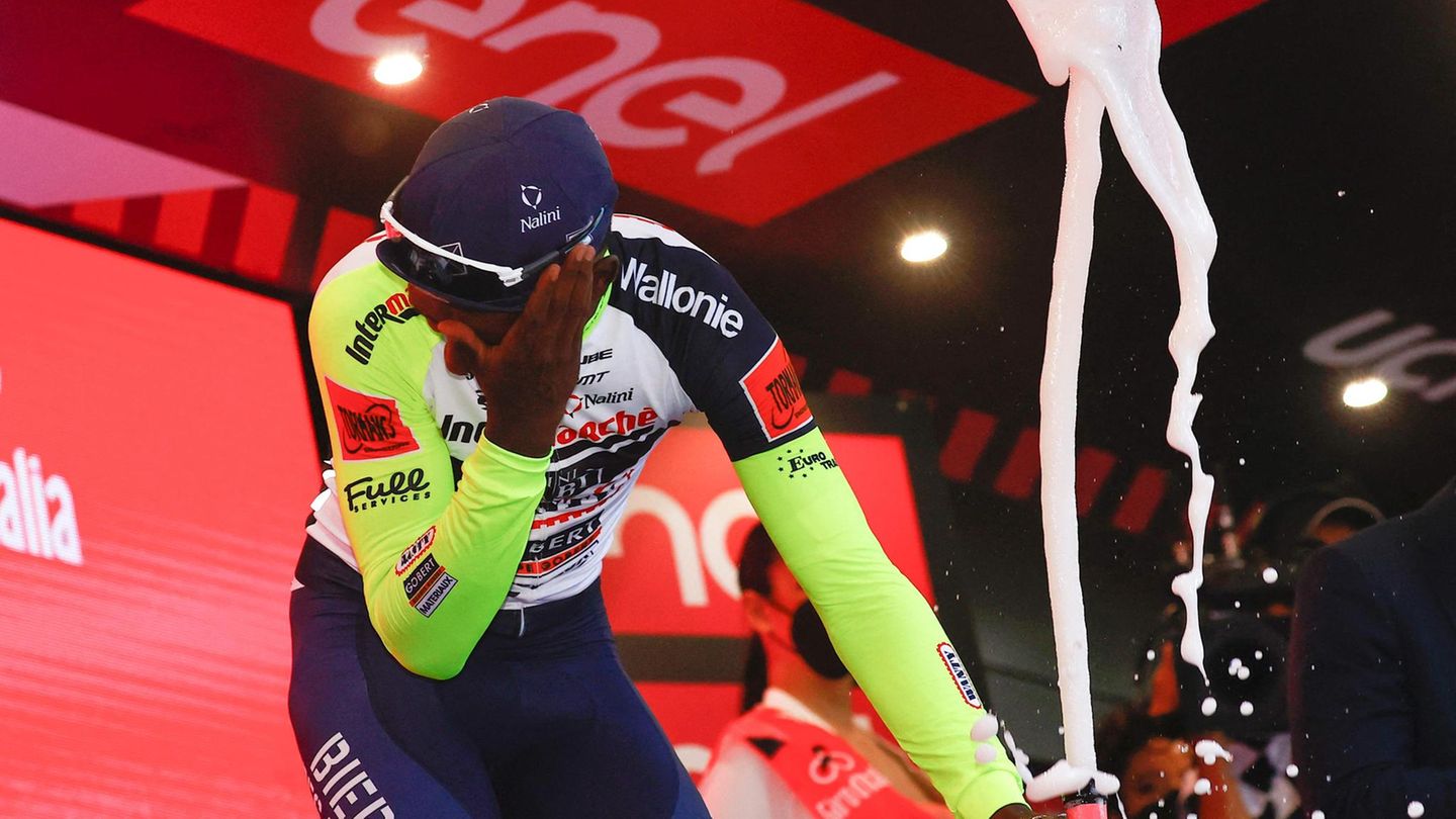 Giro d'Italia: Professional cyclist shoots champagne corks in the eye and has to give up