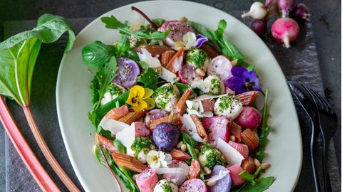 Gebratener Rhabarbersalat: perfekt für warme Sommerabende