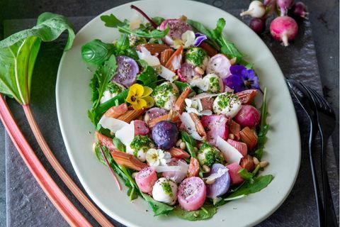 Gebratener Rhabarbersalat: perfekt für warme Sommerabende