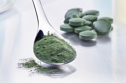 Spirulina, oder auch Blaualgen, sind beliebt als Tabletten und Pulver