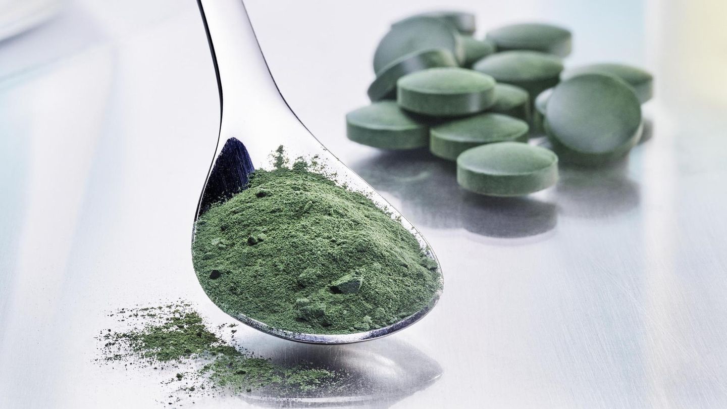 Spirulina, oder auch Blaualgen, sind beliebt als Tabletten und Pulver