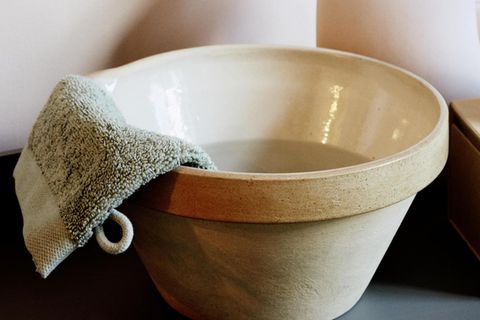 Eine Waschlappen über einer Schüssel mit kaltem Wasser