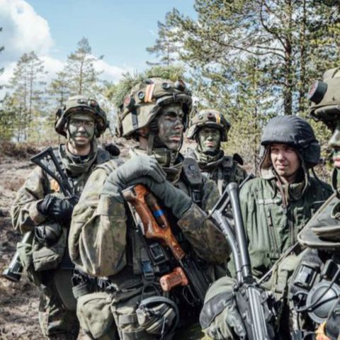 Finnische Soldaten üben den Krieg im bewaldeten Gebiet.