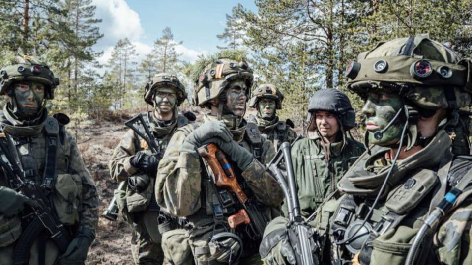 Finnische Soldaten üben den Krieg im bewaldeten Gebiet.