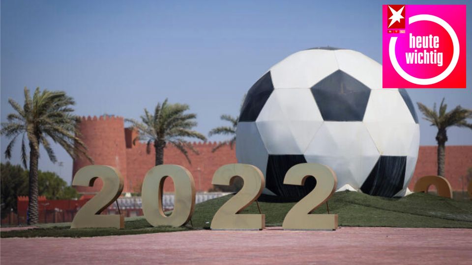 Katar: Ein großer Fußball mit der Jahreszahl 2022 steht auf einer Verkehrsinsel 