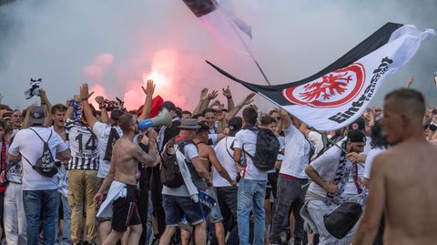 Eintracht Frankfurt-Fans ziehen durch die Straßen von Sevilla