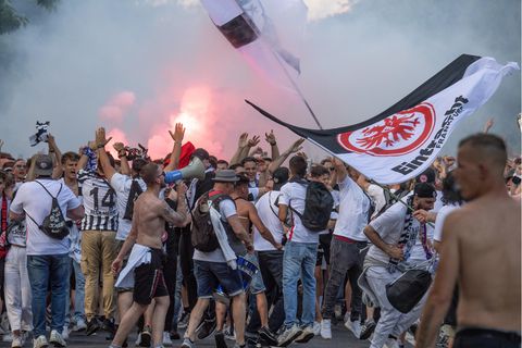 Eintracht Frankfurt-Fans ziehen durch die Straßen von Sevilla