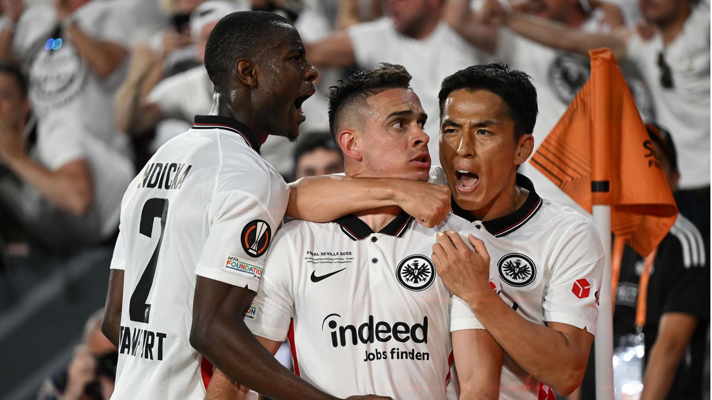 Eintracht Frankfurt celebrates European Cup triumph against Glasgow Rangers