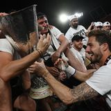 Trapp mit Pokal und den Fans