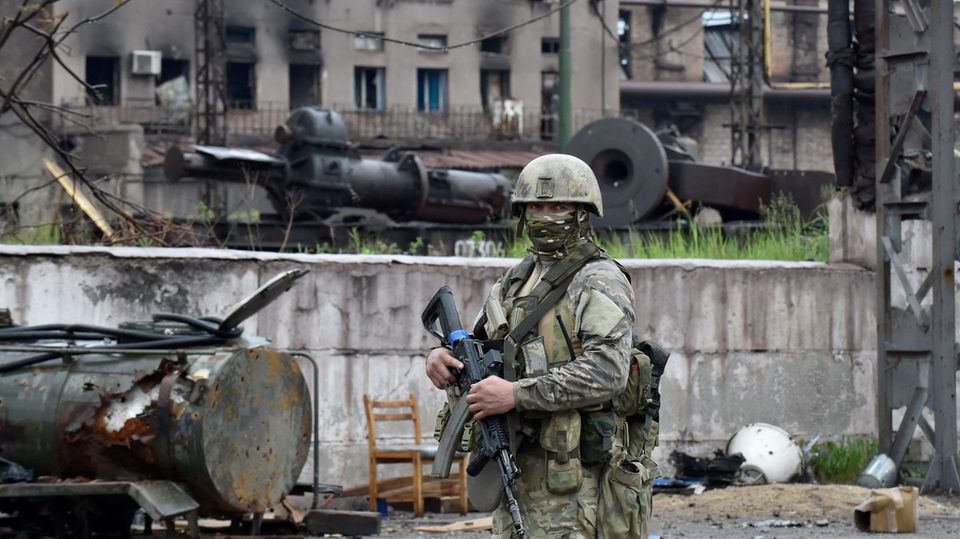Russischer Soldat im zerstörten Stahlwerk in Mariupol