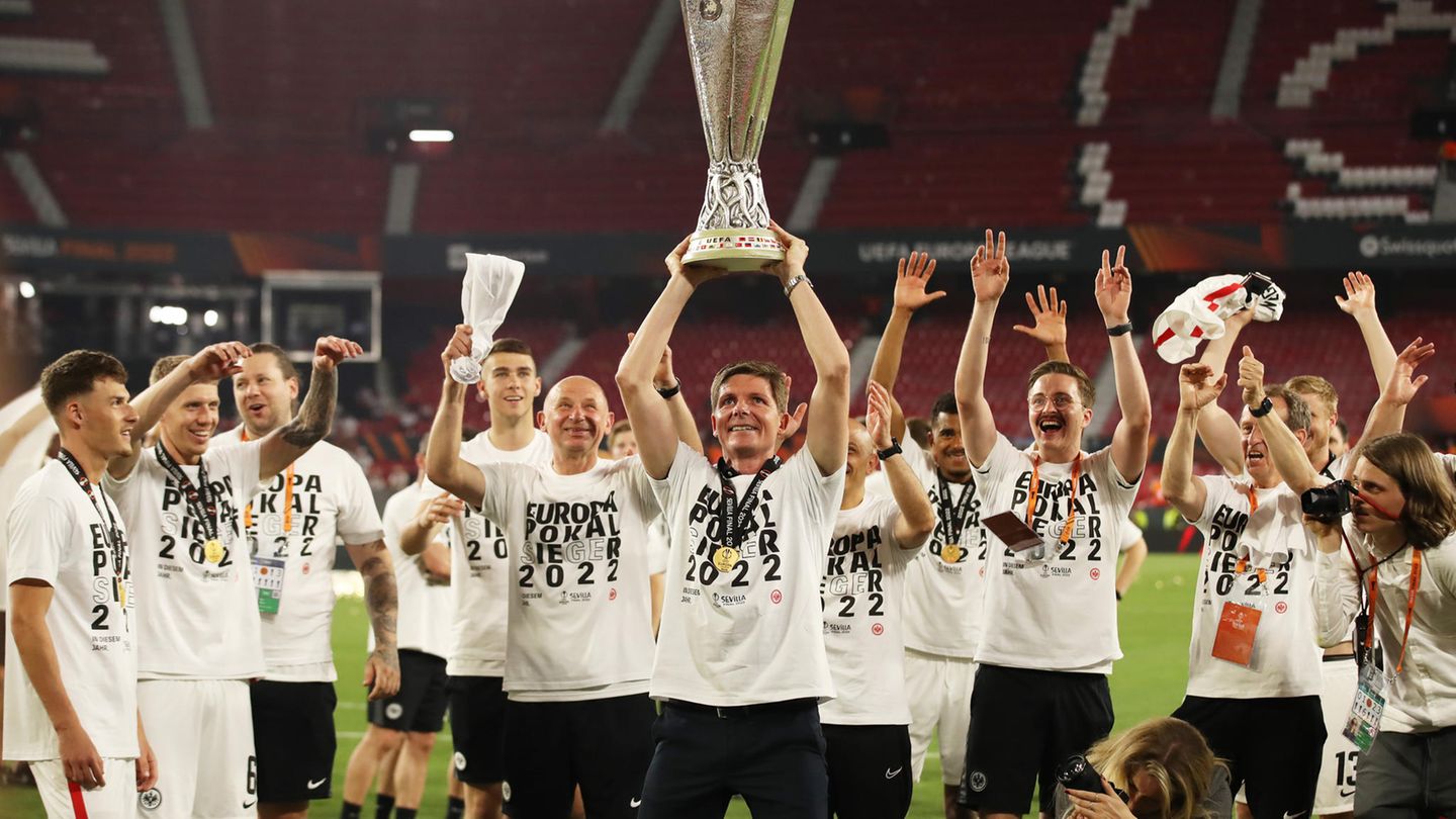 Europa-League-Sieger: Bierdusche für den Trainer inklusive: Eintracht-Frankfurt-Spieler feiern mit dem Pokal