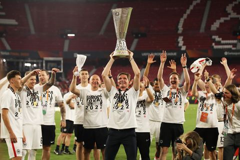 Europa-League-Sieger: Abkühlung für Glasner: Eintracht-Spieler überraschen ihren Trainer mit einer Bierdusche