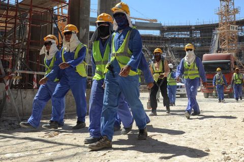 Arbeiter auf einer Stadion-Baustelle in Katar