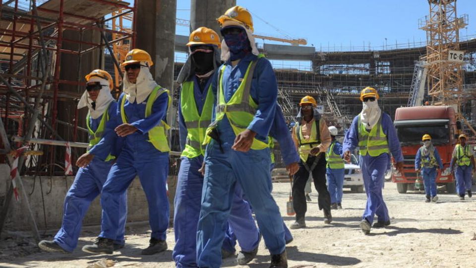 Arbeiter auf einer Stadion-Baustelle in Katar