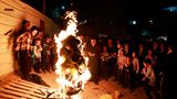  Ultraorthodoxe jüdische Männer und Kinder versammeln sich um ein Lagerfeuer im Jerusalemer Stadtteil Mea Shearim