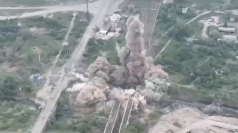Spezialoperation in Luhansk: Ukrainische Soldaten sollen Brücke gesprengt haben – um russischen Vormarsch zu stoppen Spezialoperation in Luhansk: Ukrainische Soldaten sollen Brücke gesprengt haben – um russischen Vormarsch zu stoppen
