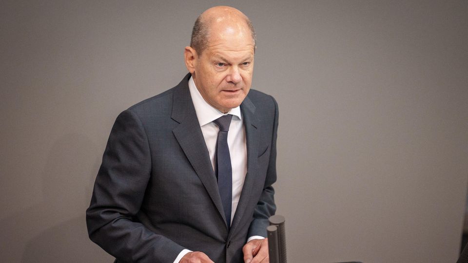 Bundeskanzler Olaf Scholz (SPD) gibt im Bundestag eine Regierungserklärung ab