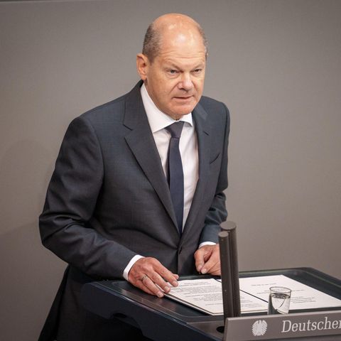Bundeskanzler Olaf Scholz (SPD) gibt im Bundestag eine Regierungserklärung ab