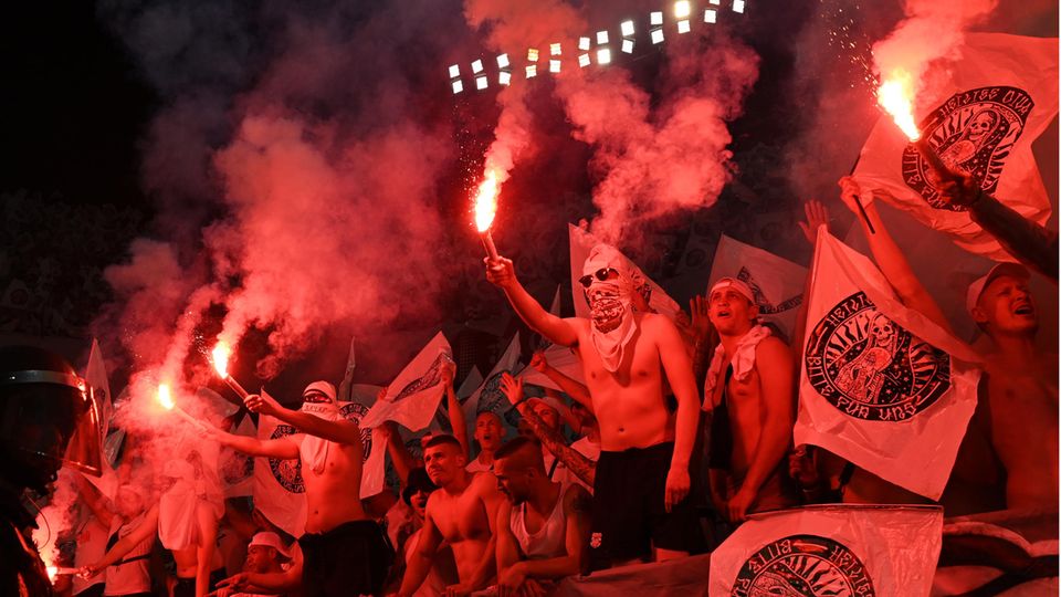 Eintracht-Frankfurt-Fans entzünden im Stadion von Sevilla Pyrotechnik