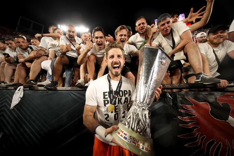Eintracht Frankfurts Torhüter Kevin Trapp feiert den Europa-League-Titel mit den Fans
