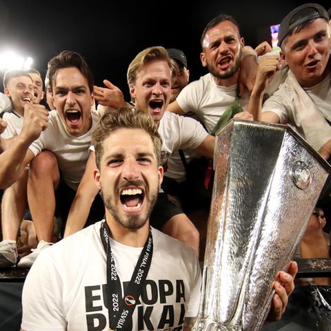Eintracht Frankfurts Torhüter Kevin Trapp feiert den Europa-League-Titel mit den Fans
