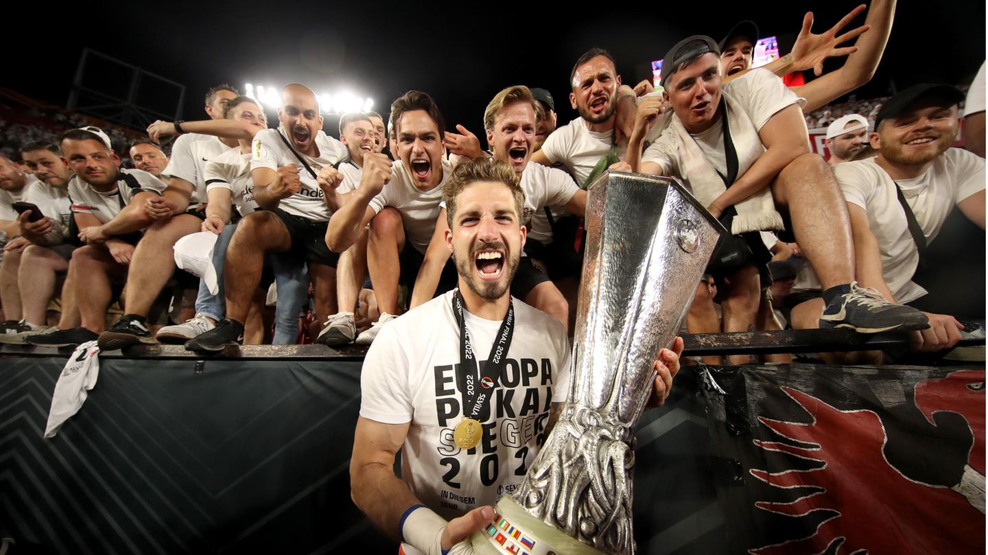 Eintracht Frankfurts Torhüter Kevin Trapp feiert den Europa-League-Titel mit den Fans