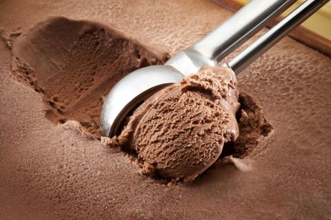 Schokoeis ist süß und enthält zu viel Zucker: also maßvoll genießen!