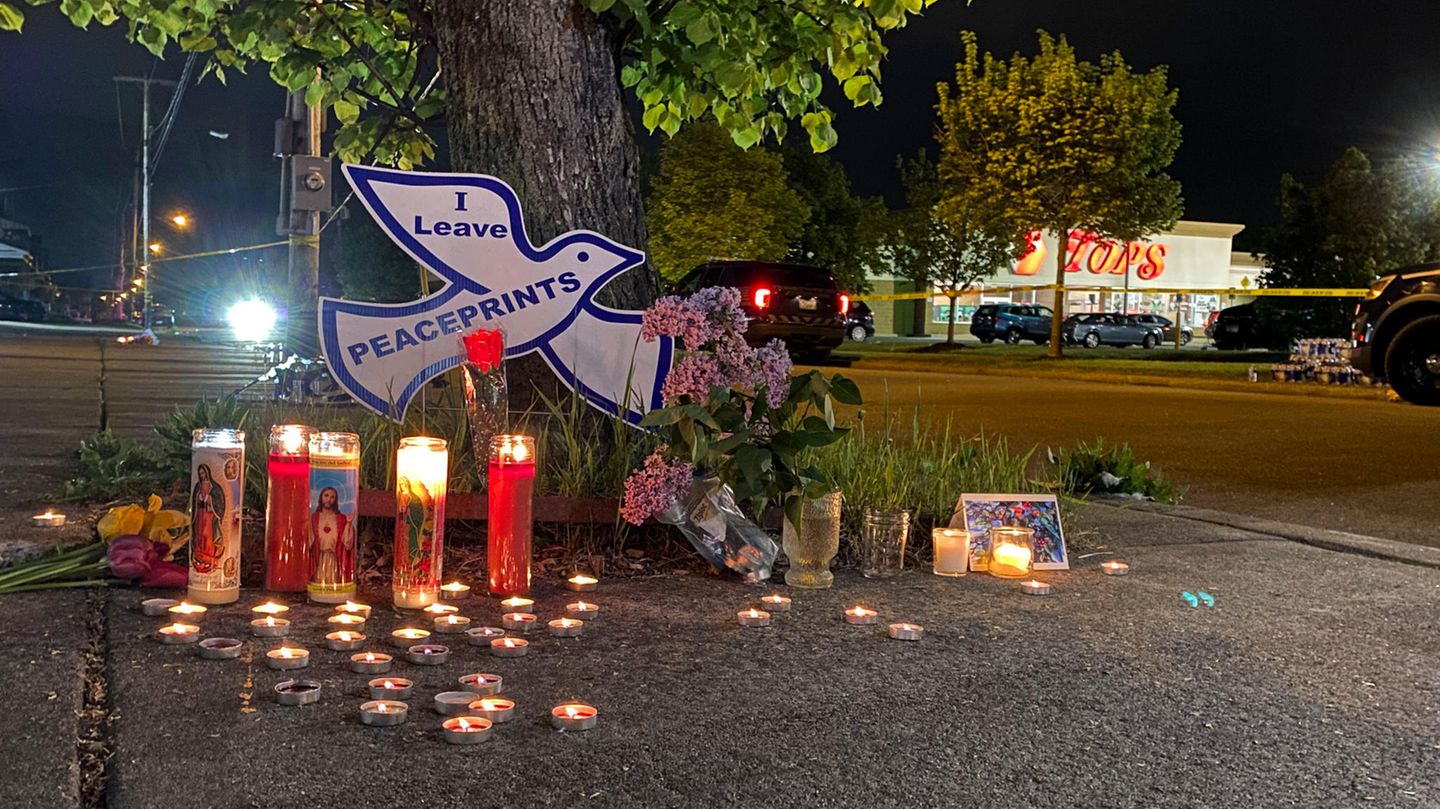 Rassistische Attentate: Ein 18-Jähriger erschoss in der US-Stadt Buffalo zehn Menschen und verletzte drei. Elf der Opfer waren schwarz. Ein 18-Jähriger erschoss in der US-Stadt Buffalo zehn Menschen und verletzte drei. Elf der Opfer waren schwarz.