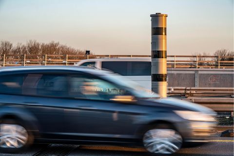 Auto rast an Radarfalle vorbei