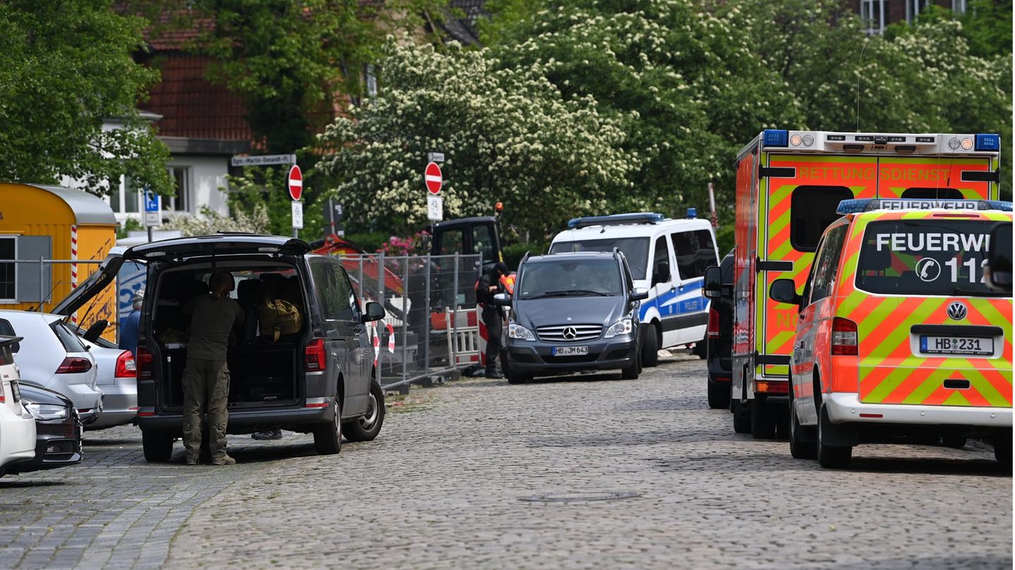 Einsatzkräfte stehen in der Nähe der Schule in Bremerhaven