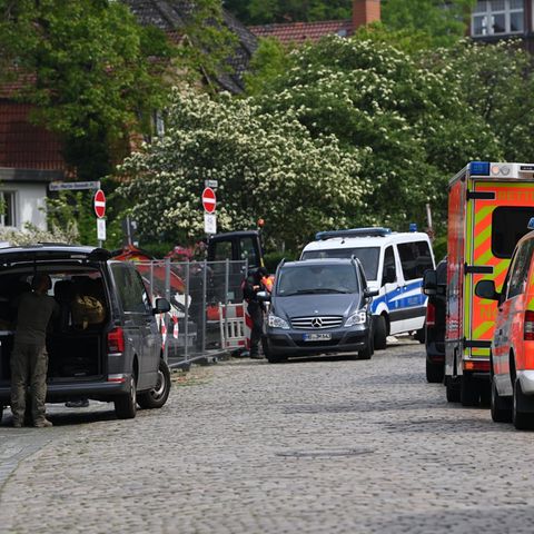 Einsatzkräfte stehen in der Nähe der Schule in Bremerhaven