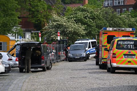 Einsatzkräfte stehen in der Nähe der Schule in Bremerhaven