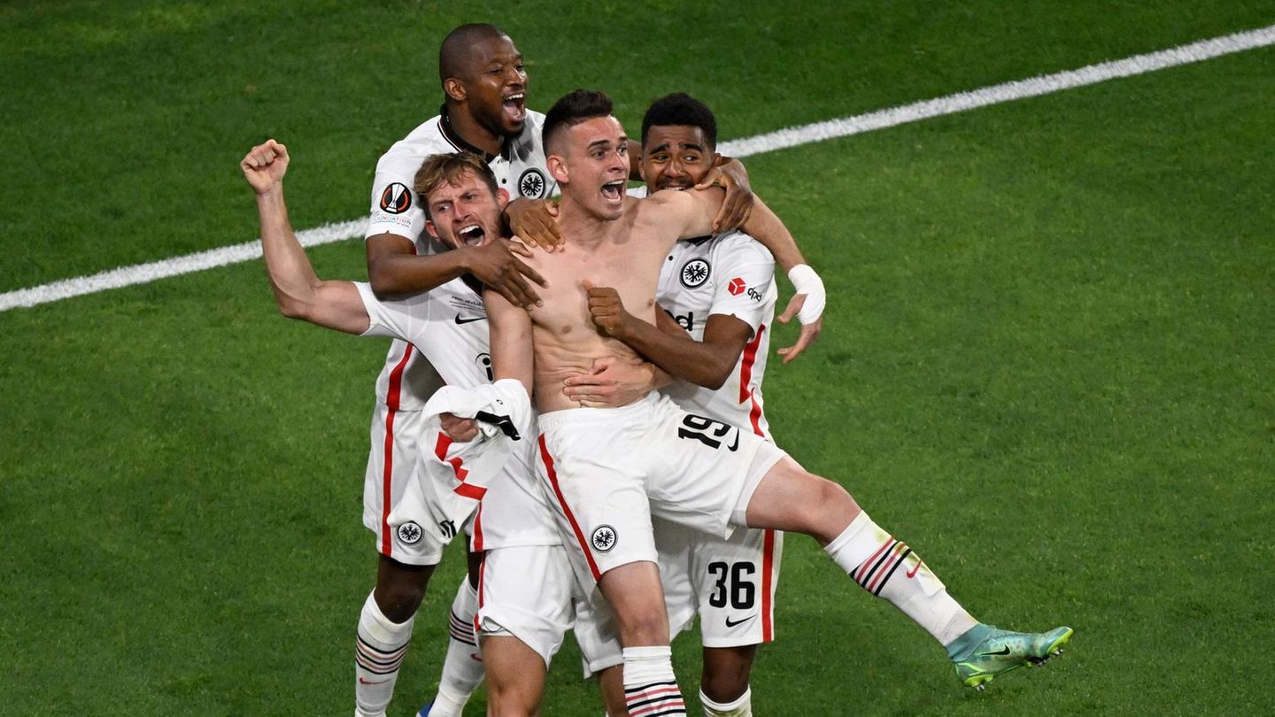 Frankfurts Torjäger Rafael Borré (m.) feiert mit den Teamkollegen