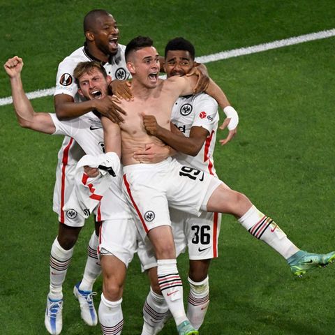 Frankfurts Torjäger Rafael Borré (m.) feiert mit den Teamkollegen
