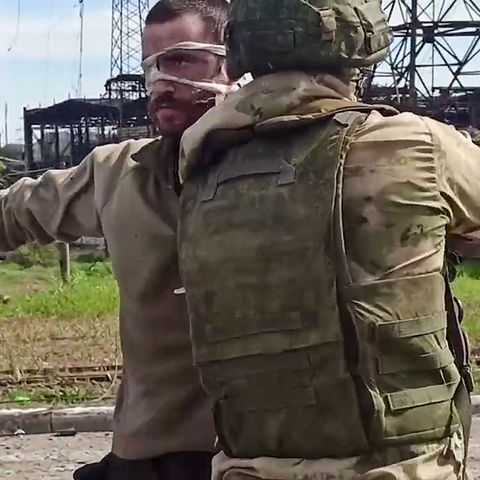 Ukrainischer Soldat aus dem Asowstal-Werk wird durchsucht