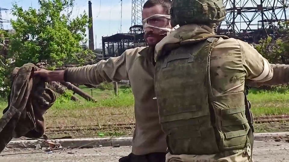 Ukrainischer Soldat aus dem Asowstal-Werk wird durchsucht