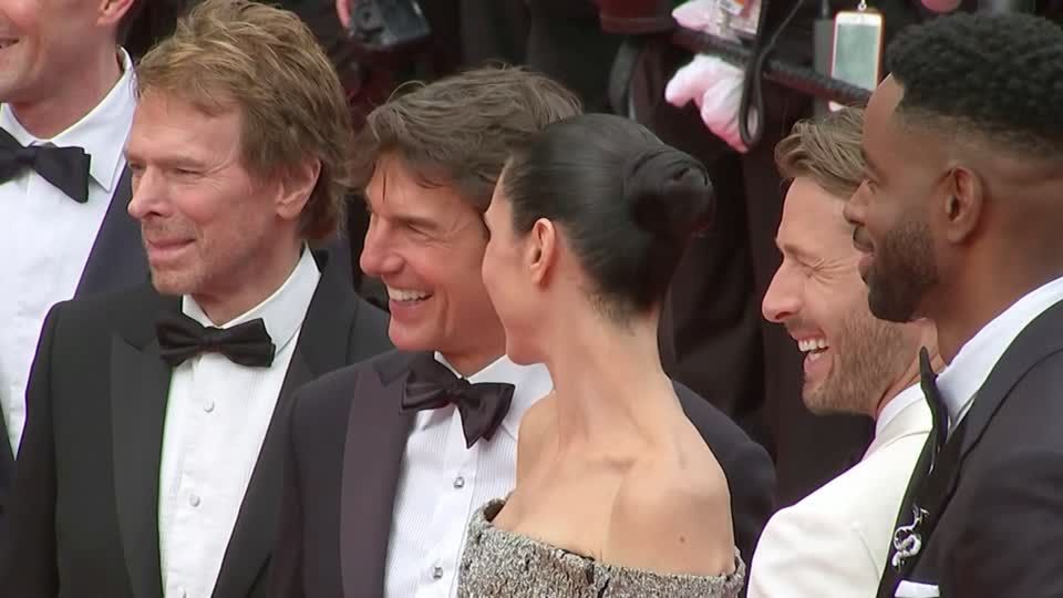 Video: Tom Cruise in Cannes: Spektakel bei Premiere von "Top Gun"- Fortsetzung Video: Tom Cruise in Cannes: Spektakel bei Premiere von "Top Gun"- Fortsetzung