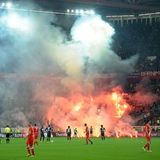 Im Rückspiel gelingt Hertha nur ein 2:2. Die Partie ist legendär. Es gibt zwei Unterbrechungen, weil Fans beider Klubs Bengalos zünden und auf das Spielfeld werfen. Anderthalb Minuten vor dem Abpfiff stürmen Hunderte Fortuna-Anhänger auf den Rasen, ein Anhänger schneidet sich den Elfmeterpunkt heraus und bietet diesen später im Internet zum Verkauf an, die Mannschaften flüchten in die Kabinen. Erst nach rund 20 Minuten kann die Partie zu Ende gespielt werden und Fortuna rettet das Remis über die Zeit. Die Klage der Hertha gegen die Spielwertung wird später in der 2. Instanz des DFB-Sportgerichts abgewiesen. Zudem werden zahlreiche Profis aus beiden Teams wegen Beleidigungen und Schlägen gegen Schiedsrichter Wolfgang Stark verurteilt.