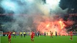 Im Rückspiel gelingt Hertha nur ein 2:2. Die Partie ist legendär. Es gibt zwei Unterbrechungen, weil Fans beider Klubs Bengalos zünden und auf das Spielfeld werfen. Anderthalb Minuten vor dem Abpfiff stürmen Hunderte Fortuna-Anhänger auf den Rasen, ein Anhänger schneidet sich den Elfmeterpunkt heraus und bietet diesen später im Internet zum Verkauf an, die Mannschaften flüchten in die Kabinen. Erst nach rund 20 Minuten kann die Partie zu Ende gespielt werden und Fortuna rettet das Remis über die Zeit. Die Klage der Hertha gegen die Spielwertung wird später in der 2. Instanz des DFB-Sportgerichts abgewiesen. Zudem werden zahlreiche Profis aus beiden Teams wegen Beleidigungen und Schlägen gegen Schiedsrichter Wolfgang Stark verurteilt.