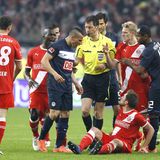 Im Mai 2012 trifft Hertha BSC Berlin auf Fortuna Düsseldorf. Es entwickelt sich das wahrscheinlich legendärste Relegationsduell der jüngeren Bundesliga-Geschichte. Hertha verliert das Hinspiel im Olympiastadion mit 1:2. Im Rückspiel sieht Herthas Änis Ben-Hatira (m.) die gelb-rote Karte.