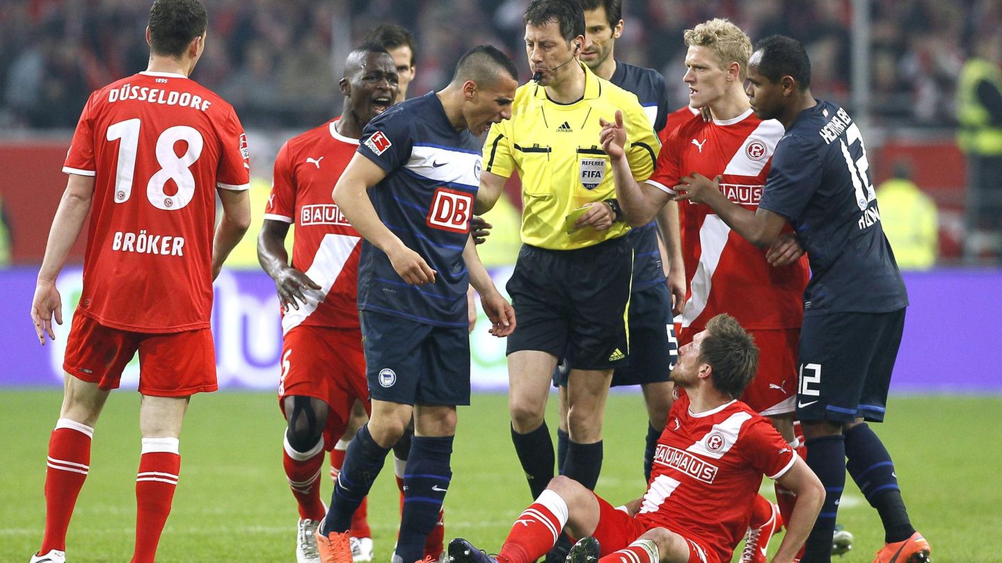 Hertha BSC gegen Hamburger SV: Im Mai 2012 trifft Hertha BSC Berlin auf Fortuna Düsseldorf. Es entwickelt sich das wahrscheinlich legendärste Relegationsduell der jüngeren Bundesliga-Geschichte. Hertha verliert das Hinspiel im Olympiastadion mit 1:2. Im Rückspiel sieht Herthas Änis Ben-Hatira (m.) die gelb-rote Karte. Im Mai 2012 trifft Hertha BSC Berlin auf Fortuna Düsseldorf. Es entwickelt sich das wahrscheinlich legendärste Relegationsduell der jüngeren Bundesliga-Geschichte. Hertha verliert das Hinspiel im Olympiastadion mit 1:2. Im Rückspiel sieht Herthas Änis Ben-Hatira (m.) die gelb-rote Karte.