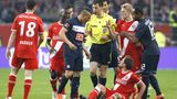 Im Mai 2012 trifft Hertha BSC Berlin auf Fortuna Düsseldorf. Es entwickelt sich das wahrscheinlich legendärste Relegationsduell der jüngeren Bundesliga-Geschichte. Hertha verliert das Hinspiel im Olympiastadion mit 1:2. Im Rückspiel sieht Herthas Änis Ben-Hatira (m.) die gelb-rote Karte.