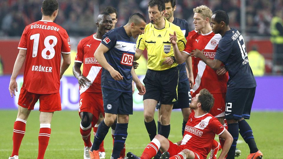 Hertha BSC gegen Hamburger SV: Im Mai 2012 trifft Hertha BSC Berlin auf Fortuna Düsseldorf. Es entwickelt sich das wahrscheinlich legendärste Relegationsduell der jüngeren Bundesliga-Geschichte. Hertha verliert das Hinspiel im Olympiastadion mit 1:2. Im Rückspiel sieht Herthas Änis Ben-Hatira (m.) die gelb-rote Karte. Im Mai 2012 trifft Hertha BSC Berlin auf Fortuna Düsseldorf. Es entwickelt sich das wahrscheinlich legendärste Relegationsduell der jüngeren Bundesliga-Geschichte. Hertha verliert das Hinspiel im Olympiastadion mit 1:2. Im Rückspiel sieht Herthas Änis Ben-Hatira (m.) die gelb-rote Karte.