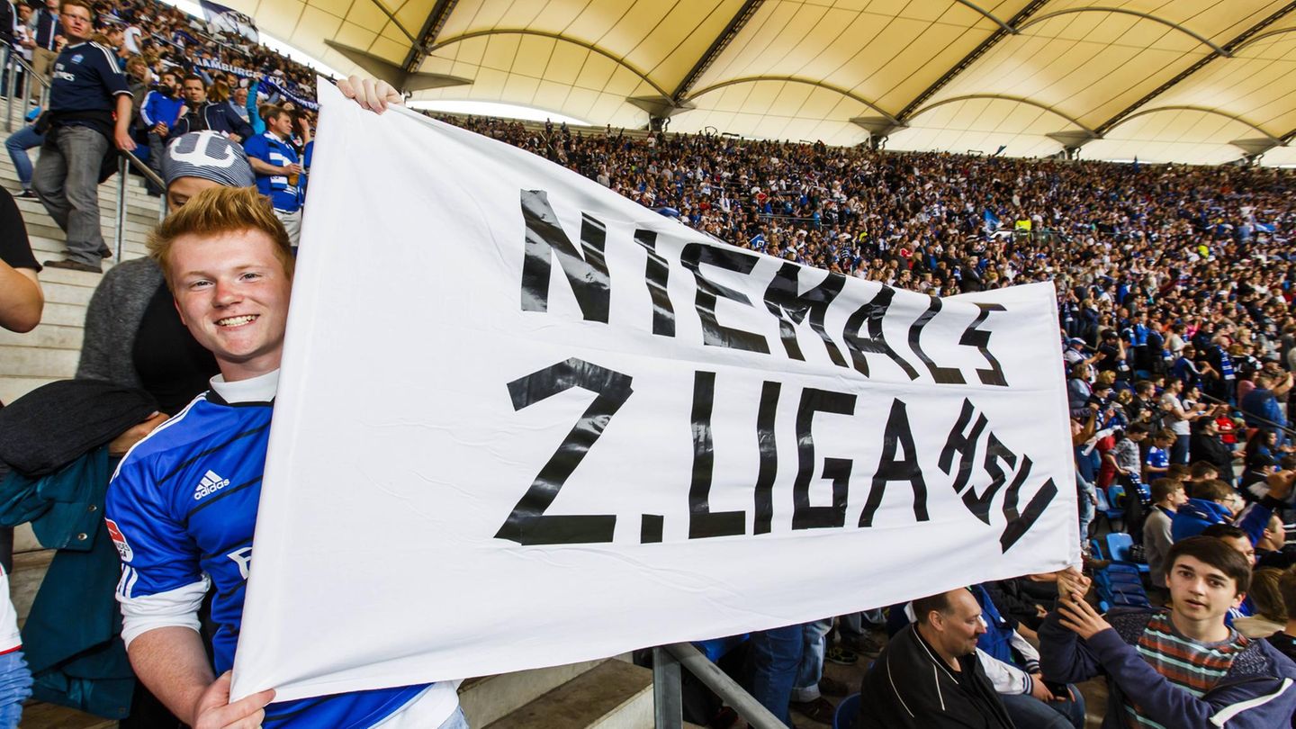 2014 ist der HSV mit der Relegation an der Reihe und trifft auf die SpVgg Greuther Fürth. Damals sind die Hamburger Anhänger sehr optimistisch, was ihren Klub und die 2. Liga angeht. Die beiden Spiele sind, wie so oft in der Relegation, zähe Angst-Duelle.